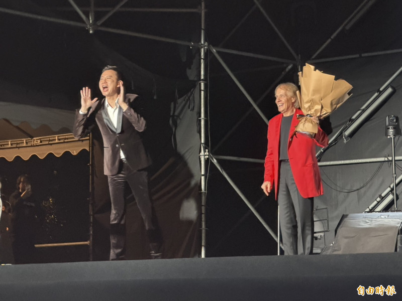 「理查．克萊德門 經典永恆音樂會」上，竹北市長鄭朝方（左）最後上台獻花給理查（右），並帶頭大喊安可。（記者廖雪茹攝）