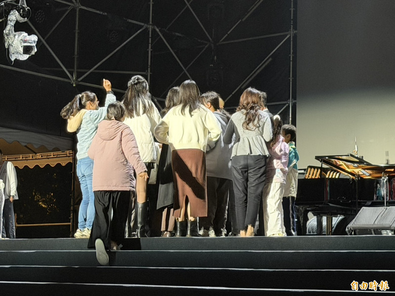 理查．克萊德門大方送出琴譜，由於樂迷爭相索取，幽默的他從身上掏出絲巾等貼身小物贈送。（記者廖雪茹攝）