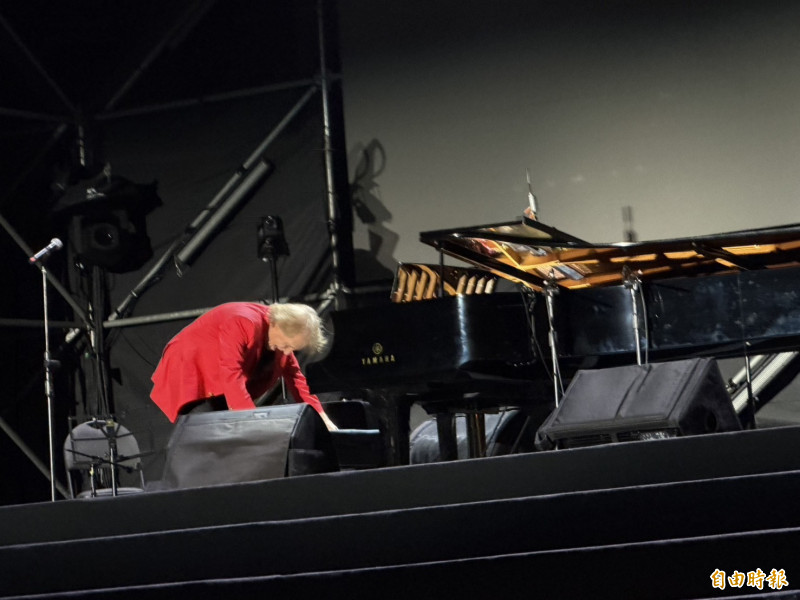 理查．克萊德門作勢要送出鋼琴座椅，一連串風趣的互動，展現理查寵粉的熱情。（記者廖雪茹攝）