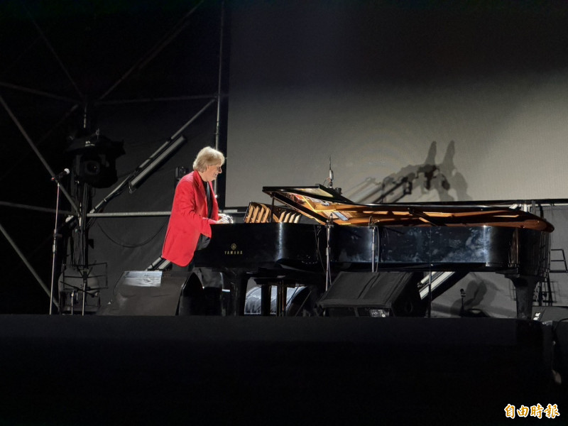 法國鋼琴家理查．克萊德門昨夜在新竹帶來長達90分鐘、無中場休息的演出。（記者廖雪茹攝）