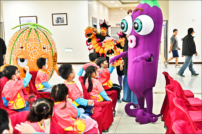 瓜族們與小朋友互動，大家都很開心。（紙風車提供）