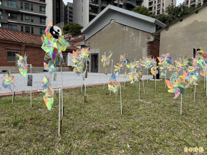 汾陽堂前方展示東興國小的「風舞流光」作品。（記者廖雪茹攝）