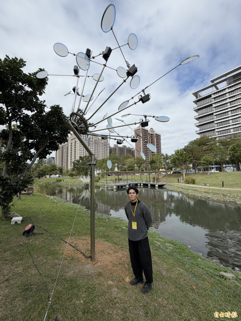藝術家周柏慶創作《綻放的聲音》裝置藝術。（記者廖雪茹攝）