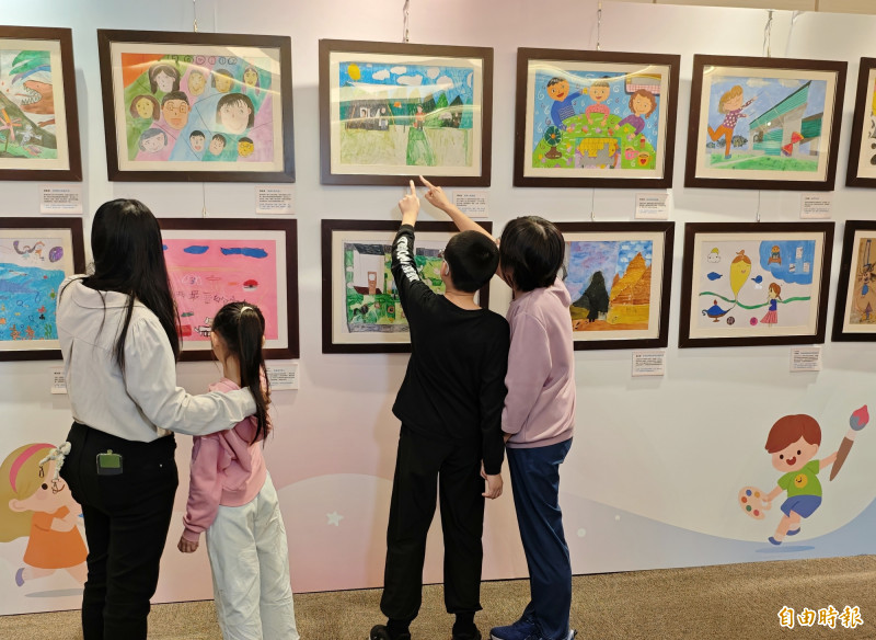 陽光小畫家聯展共有17件作品，吸引親子參觀。（記者吳俊鋒攝）