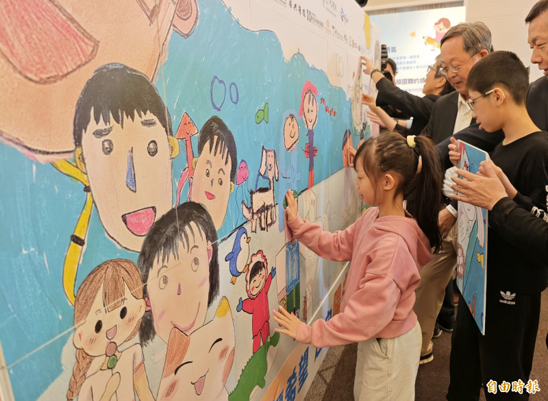 陽光小畫家聯展熱鬧登場，各界貴賓攜手拼出大型畫作，為活動揭幕。（記者吳俊鋒攝）