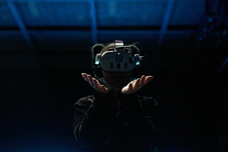 河床劇團《之間》，結合虛擬實境打造沉浸式劇場。（陳又維提供）