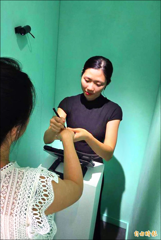 充滿儀式感的觀演過程，觀眾最初先接受異世界編號。（記者凌美雪攝）