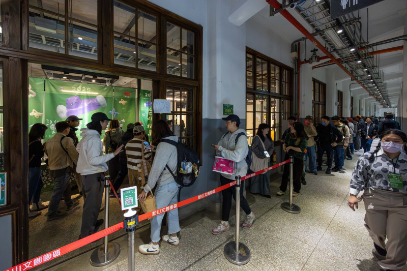 第8屆台北插畫藝術節首日排隊人潮。（記者董柏廷攝）