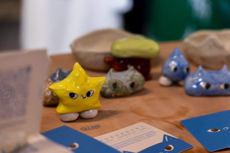 藝術家Ning首次創作陶作作品呈現慢節奏與手感，延伸展覽的情緒基調。（記者董柏廷攝）