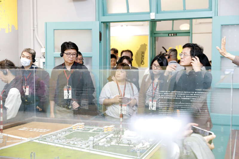來賓參觀「電波裡的台灣史」特展。（國家廣播文物館提供）