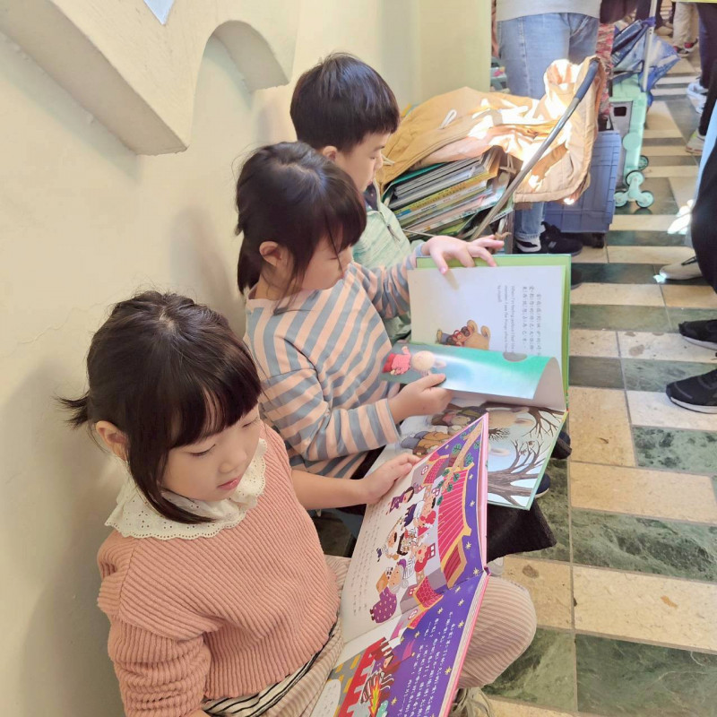 台灣閱讀節登場，小朋友們迫不急待看起來。（國圖提供）