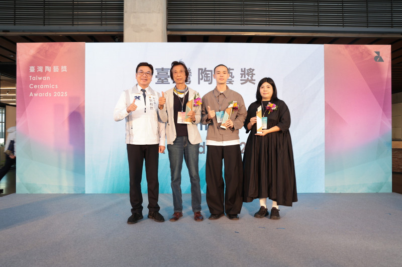 新北副市長劉和然（左一）與卓越貢獻獎得主陳正勳（左二）、創作獎首獎高辰翔（右二）、實用獎首獎楊家佳（右一）合影。（記者黃子暘攝）