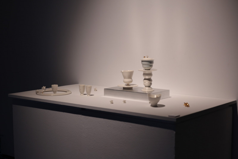 「實用獎」首獎得主楊家佳的茶具組《掉進湖裡的星星》。（記者黃子暘攝）