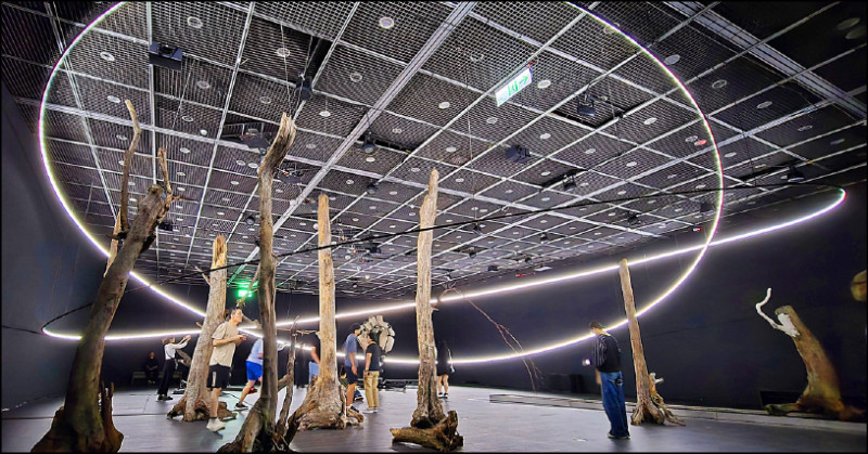 《宇宙201》是由《生光》、《物林》、《手識》共同構築的一個會呼吸的宇宙場域。