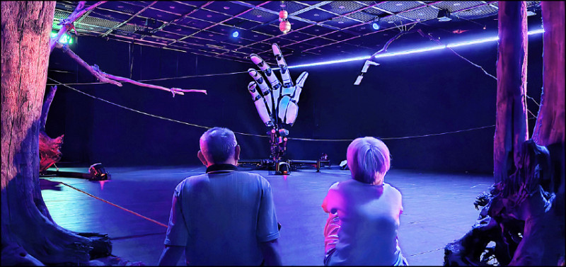 坐在《物林》間靜觀機械手的詩意動態。