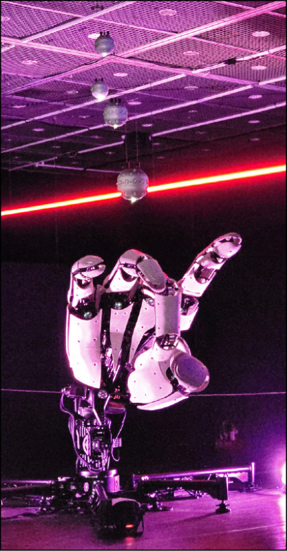 《生光》變幻中，被光環圍繞的星群與《手識》對話。