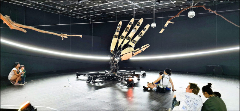 「宇宙寫生」，是以生態系統、科技與藝術之間的連結為核心的創作展。