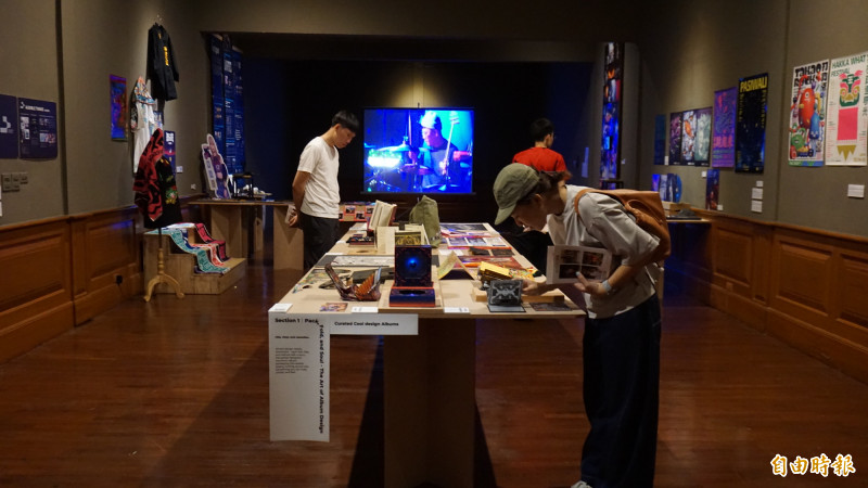 觀眾在「Taiwan Beats：台灣音樂設計展」中翻閱專輯、小雜與周邊。（記者董柏廷攝）