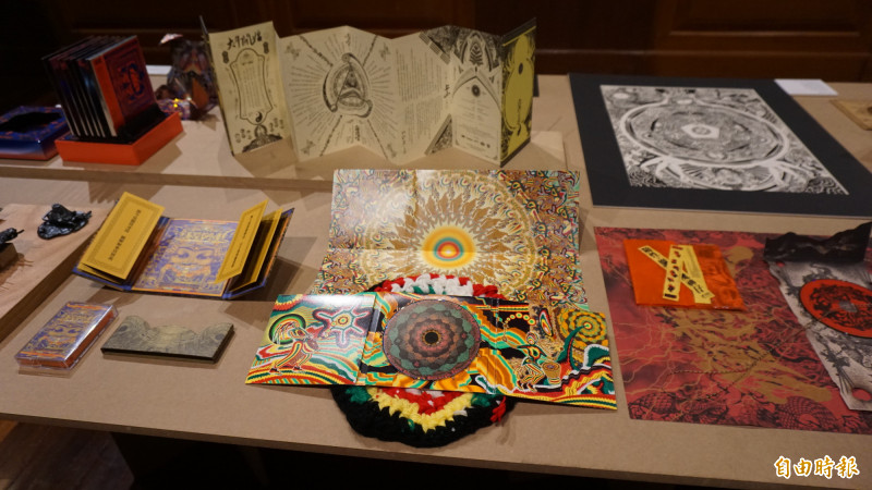 清邁設計週「Taiwan Beats：台灣音樂設計展」展出多組台灣音樂人周邊、特裝專輯與跨媒材作品，從印刷、手工製作到視覺符號，呈現近年台灣音樂場景的多元語彙與創作能量。（記者董柏廷攝）