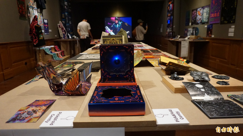 觀眾可近距離觀看專輯包裝的手工細節與排版語言，理解台灣音樂文化如何被「看見」與「聽見」。（記者董柏廷攝）