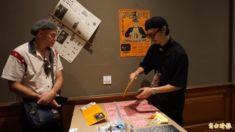 策展團隊向泰國觀眾介紹台灣音樂專輯包裝的設計理念。（記者董柏廷攝）