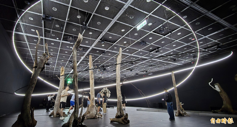《宇宙201》是由《生光》、《物林》、《手識》共同構築的一個會呼吸的宇宙場域。（記者凌美雪攝）