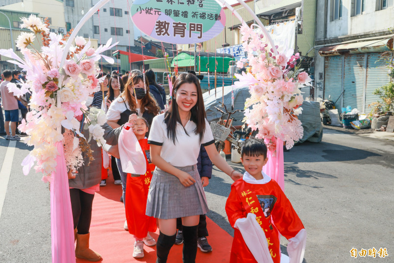 彰化二林仁和宮舉辦「小狀元開筆禮」，學生們走智慧門、躦轎腳祈好運，超萌登場。　（記者陳冠備攝）