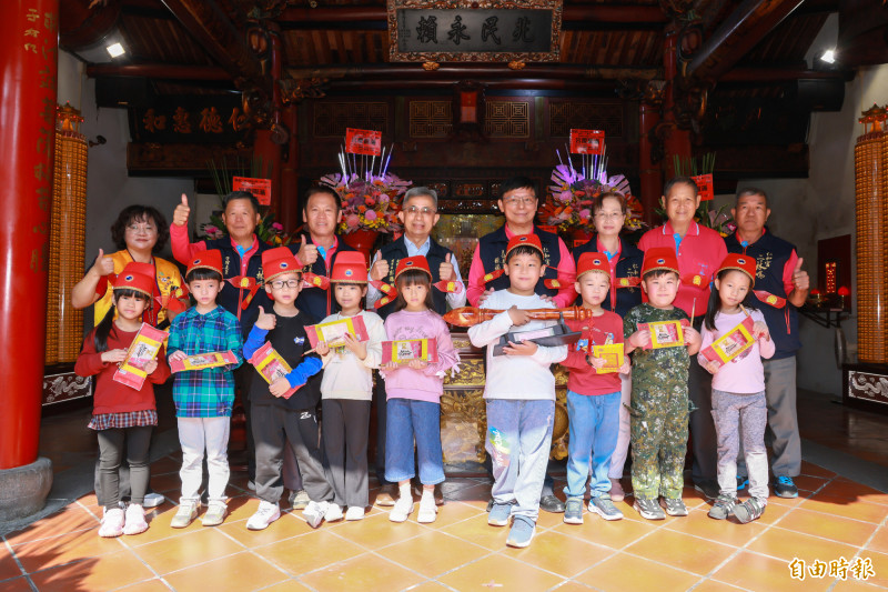二林鎮仁和宮舉辦的「小狀元開筆禮」，已有十多年傳統，成為當地一年級新生最期待的啟蒙儀式。（記者陳冠備攝）