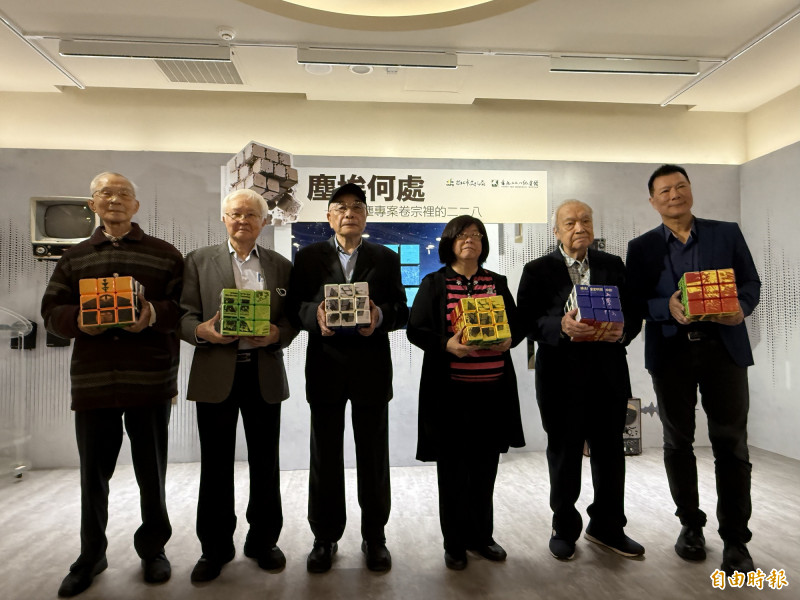 左起學者黃富三教授、學者吳文星教授、學者黃秀政、台北市二二八協會榮譽理事長黃秀婉、後代家屬徐世雄、台北市文化局局長蔡詩萍。（記者蔡愷恆攝）