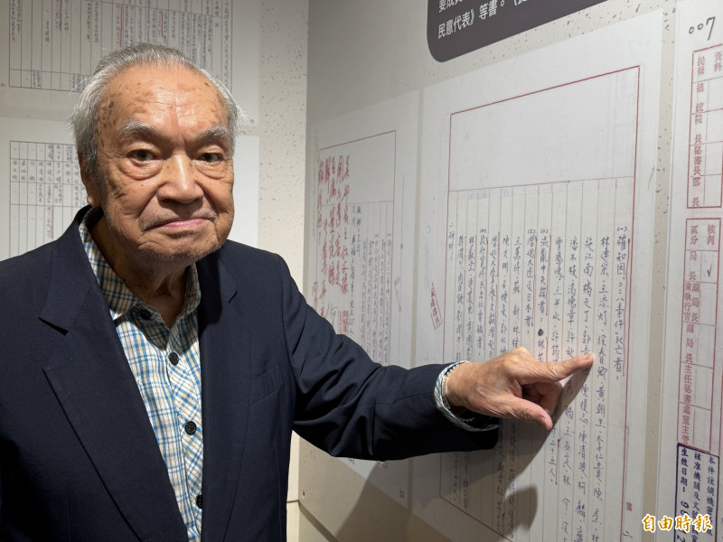 二二八受難者後代家屬徐世雄參觀展覽。（記者蔡愷恆攝）