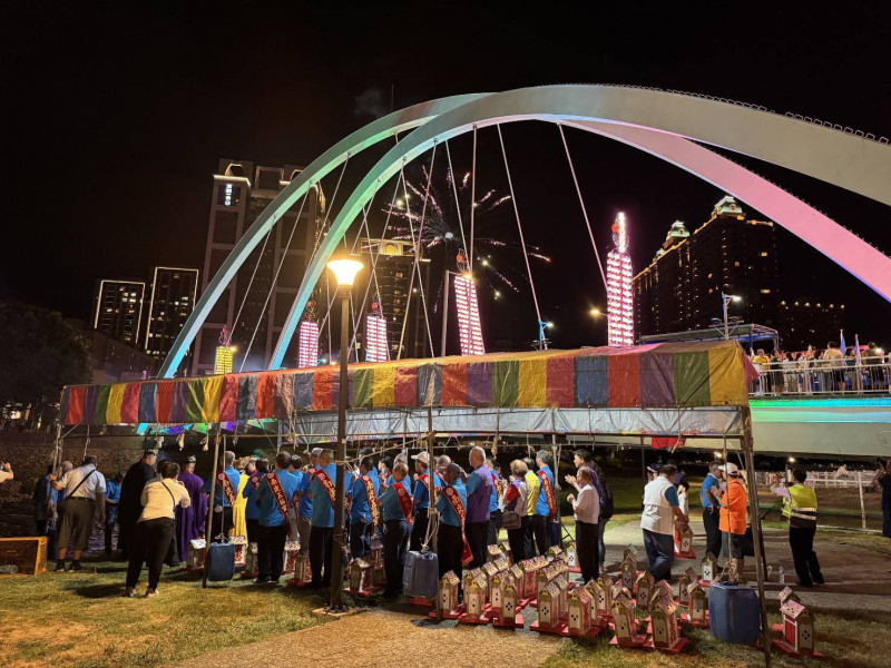 「南崁五福宮五大庄聯合中元普度」延續傳統農村多層級輪值祭祀模式，近年於南崁大橋辦理。（桃市文化局提供）