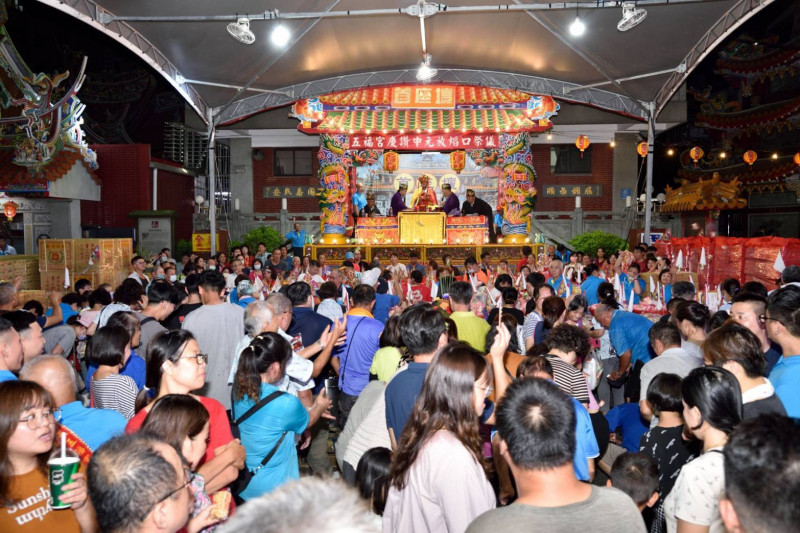 「南崁五福宮五大庄聯合中元普度」保留傳統水陸法會科儀、水燈排遊街遶境與燃放水燈。（桃市文化局提供）