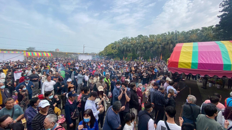 葉五美宗族於祖塔前參與祭祖儀式，每每有數千人自發參與。（桃市文化局提供）