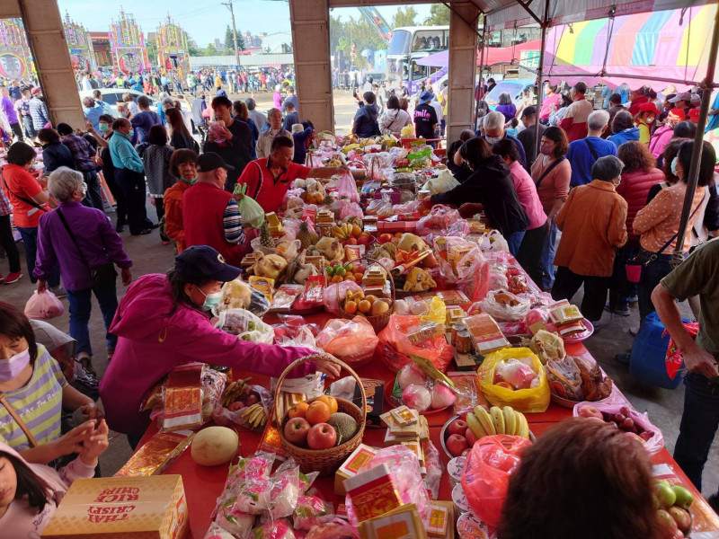 儀式前於東勢建安宮正殿前架設頂桌及下桌，擺放妥當祭祀供品。（桃市文化局提供）