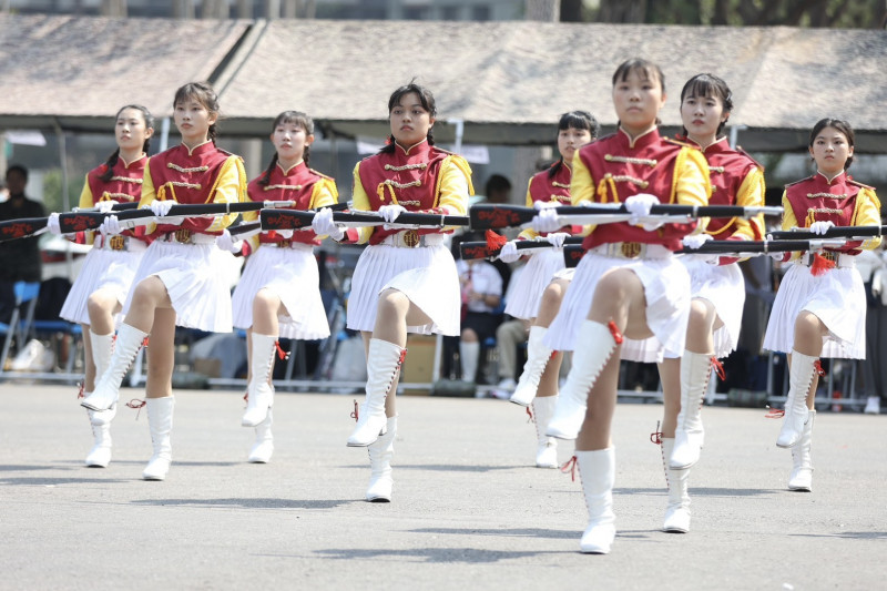 屏東女中學儀隊剛中帶柔，表演具創意為特色。（屏東縣政府提供）