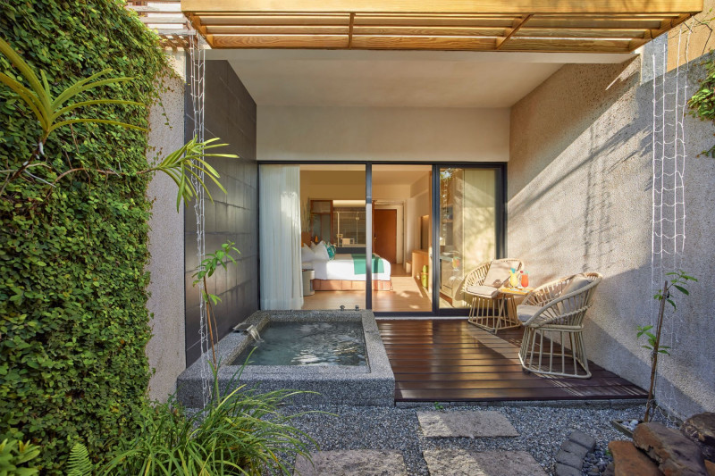 深受家庭客喜愛的池畔花園客房，有專屬花園搭配按摩浴池。（墾丁凱撒提供）