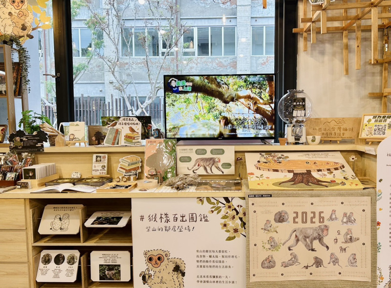 「台灣獼猴共存推廣協會」以行為圖解與互動內容，引導民眾認識柴山猴群的生活特性與共存方式。（青年局提供）