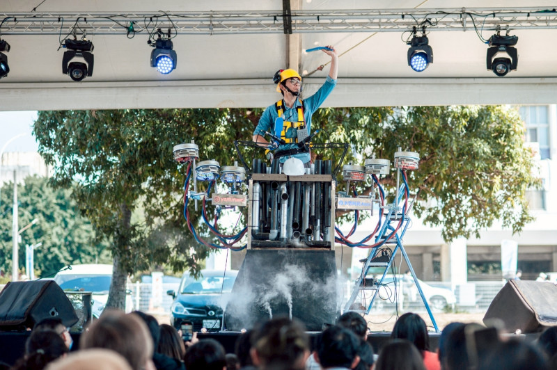 「水管阿民」將PVC水管改造成節奏感十足的演奏樂器，創造出令人驚豔的聲響效果。（青年局提供）