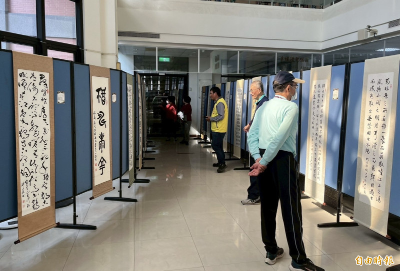 國立北門高中校慶書法展「榕園墨香」，在學校圖書館展至12月26日。（學校提供）（記者楊金城攝）
