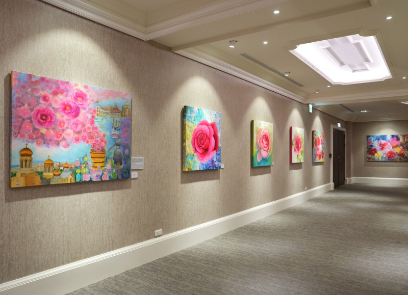 穹頂大廳3樓舉辦畫家陳秋玉個人畫展「城堡故事與浪漫花語」。（佐登妮絲城堡提供）