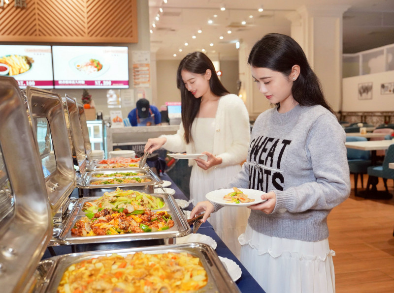 佐登妮絲與新天地餐飲共同推出節慶限定料理「聖誕聯歡BUFFET饗宴」。（佐登妮絲城堡提供）
