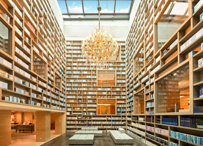 講座地點選在大地酒店最具盛名打卡勝地「光陰部落藏書閣」。（大地酒店提供）