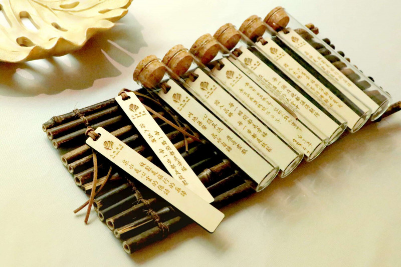 參加活動的粉絲都可獲得特製精美書籤，還有跟講座老師互動合影的機會。（大地酒店提供）