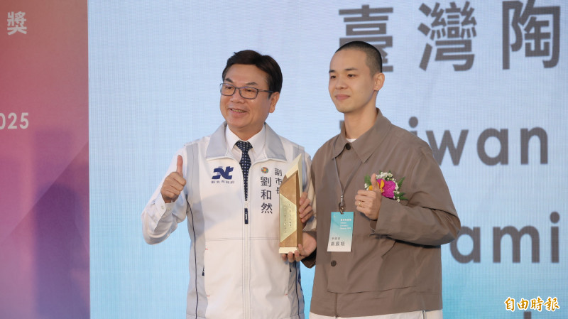 高辰翔（右）〈告別〉獲2025台灣陶藝獎「創作獎」首獎。（記者黃政嘉攝）