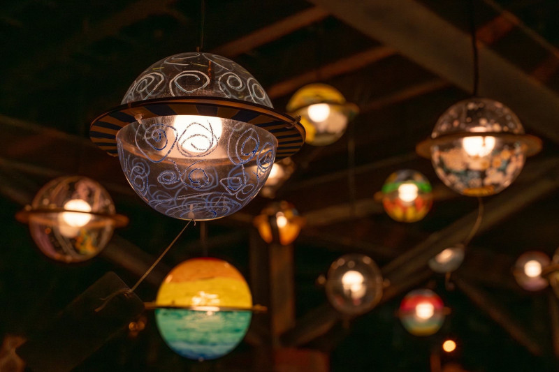 新竹縣政府錄製夜東興圳光藝節間光影的開箱節目，並公開5款光藝節限定文創品及7家周邊店家的滿額贈活動。（新竹縣政府提供）