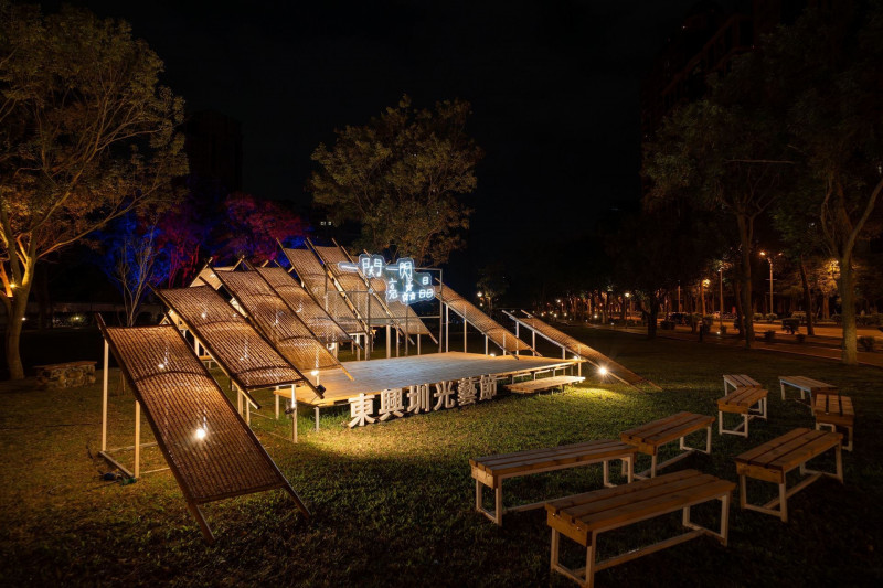 新竹縣政府錄製夜東興圳光藝節間光影的開箱節目，並公開5款光藝節限定文創品及7家周邊店家的滿額贈活動。（新竹縣政府提供）