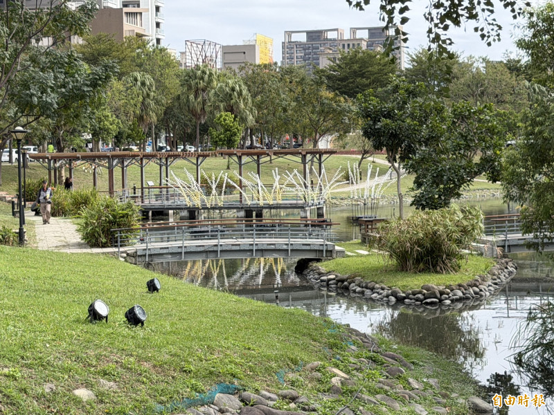 2025東興圳光藝節週六（13日）在竹北市東興圳公園登場，展期橫跨聖誕至跨年假期，一連4週都有主題活動。（記者廖雪茹攝）