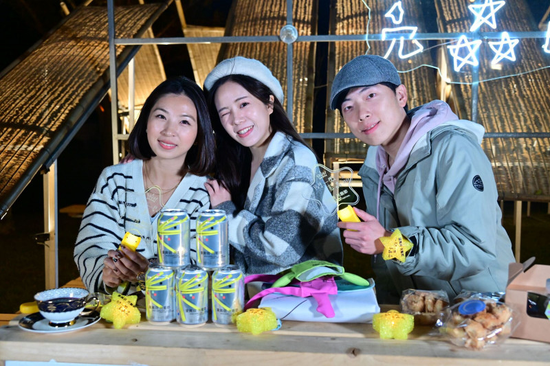 新竹縣政府錄製夜東興圳光藝節間光影的開箱節目，並公開5款光藝節限定文創品及7家周邊店家的滿額贈活動。（新竹縣政府提供）