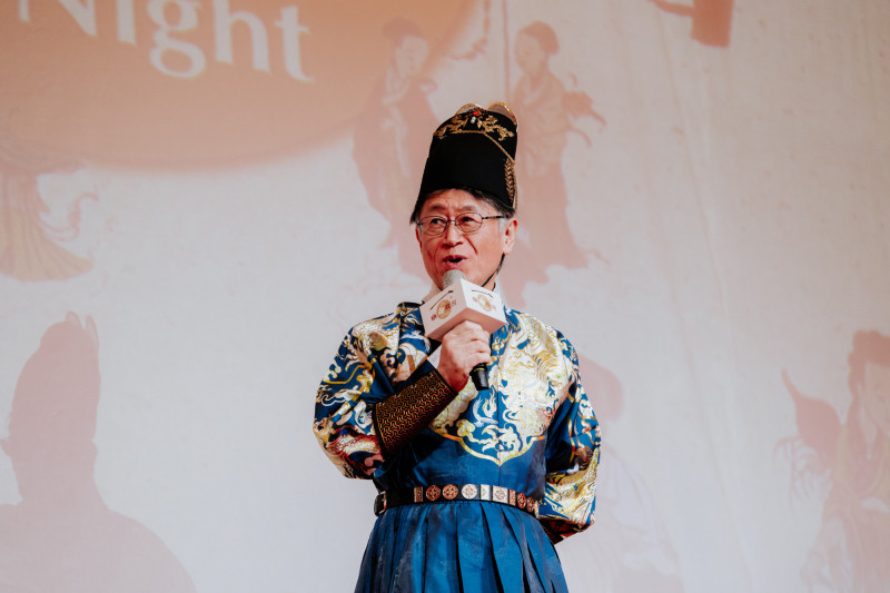 日本九州國立博物館館長富田淳變裝出場。（故宮提供）