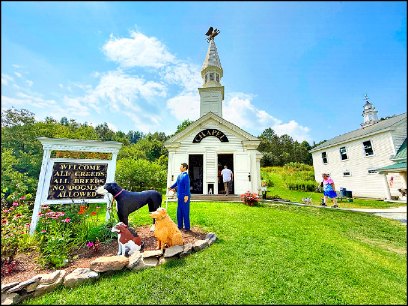 狗教堂外觀，牌子上寫著「不分信仰、不分犬種，唯獨拒絕教條」。（資料照，美聯社）